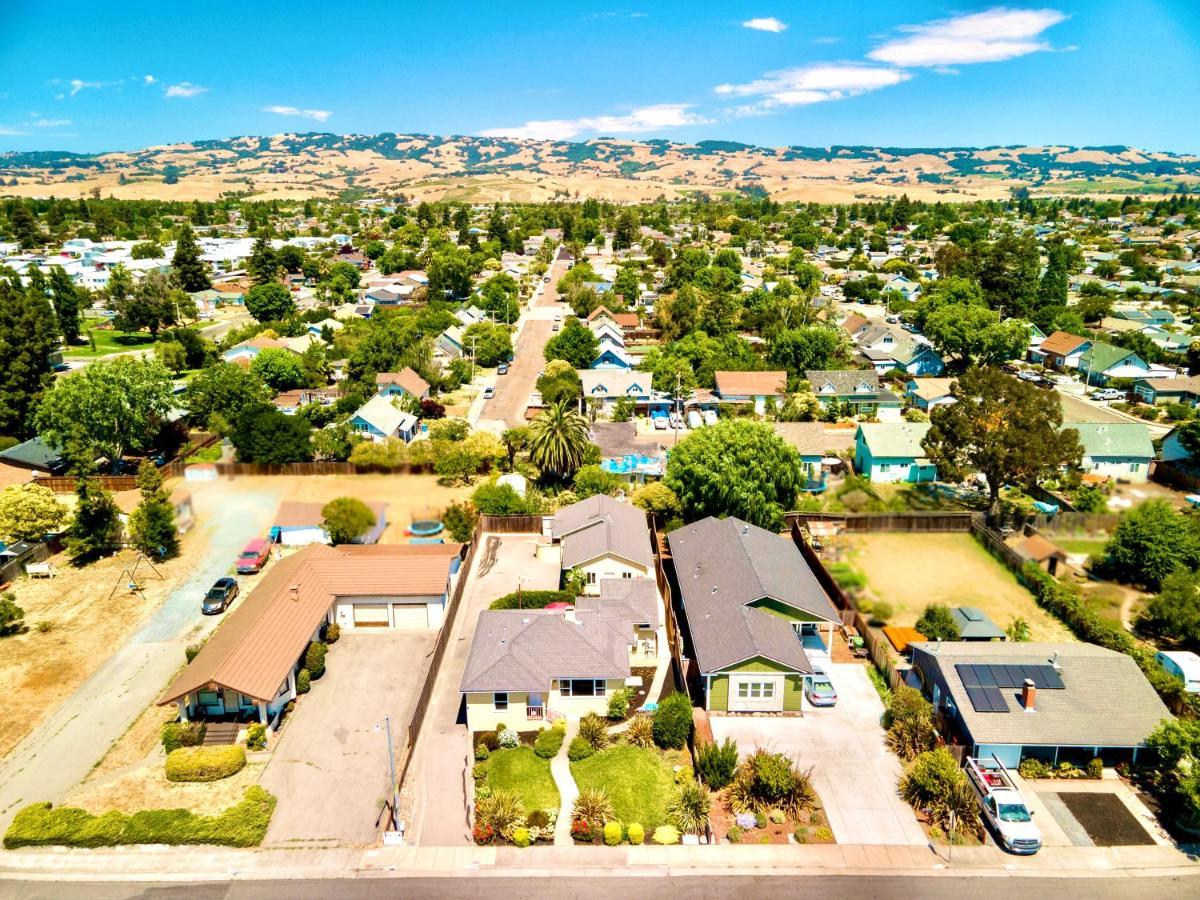 Spacious Renovated Petaluma Home- Pool Table, Fire Pit, Parking المظهر الخارجي الصورة